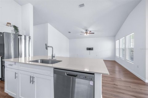 House in Fish Hawk, Florida 4 bedrooms, 171.68 sq.m. № 2377941 - photo 12