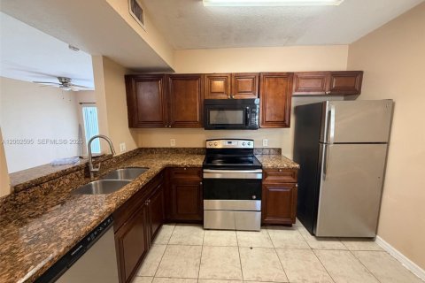 Снять в аренду кондоминиум в Уэст-Палм-Бич, Флорида 3 спальни, 92.81м2, № 2066253 - фото 2