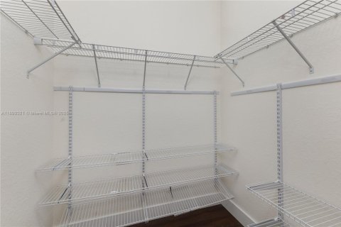 Townhouse in Hialeah, Florida 3 bedrooms, 137.77 sq.m. № 1954678 - photo 25