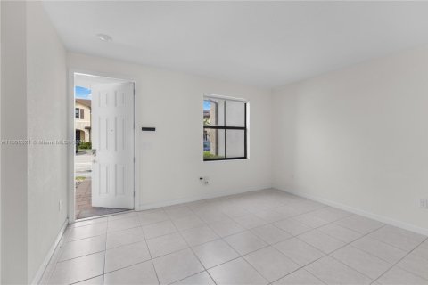 Townhouse in Hialeah, Florida 3 bedrooms, 137.77 sq.m. № 1954678 - photo 8
