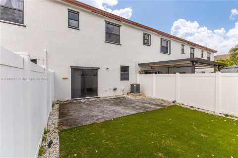 Townhouse in Hialeah, Florida 3 bedrooms, 137.77 sq.m. № 1954678 - photo 28