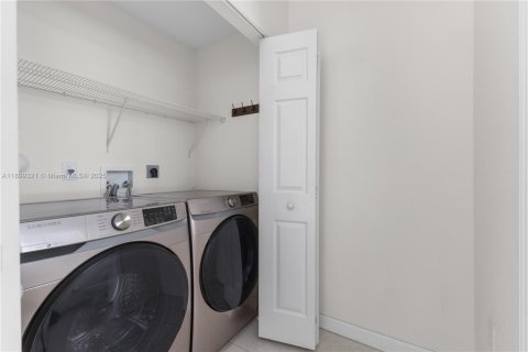 Townhouse in Hialeah, Florida 3 bedrooms, 137.77 sq.m. № 1954678 - photo 11