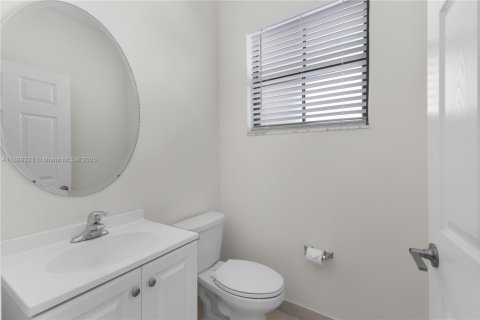 Townhouse in Hialeah, Florida 3 bedrooms, 137.77 sq.m. № 1954678 - photo 10