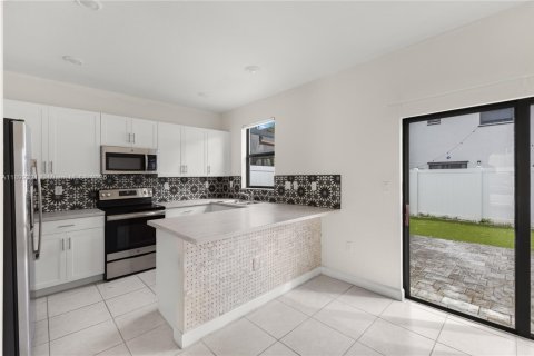 Townhouse in Hialeah, Florida 3 bedrooms, 137.77 sq.m. № 1954678 - photo 15