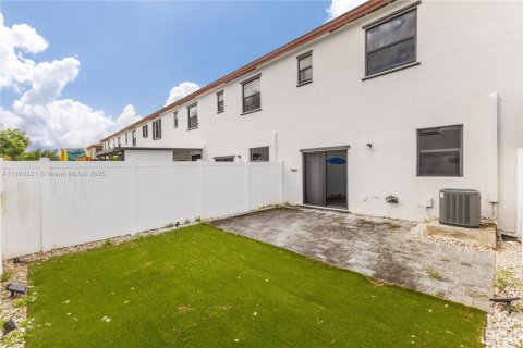 Townhouse in Hialeah, Florida 3 bedrooms, 137.77 sq.m. № 1954678 - photo 29