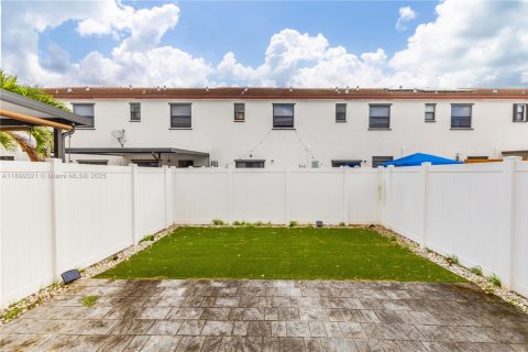 Townhouse in Hialeah, Florida 3 bedrooms, 137.77 sq.m. № 1954678 - photo 30