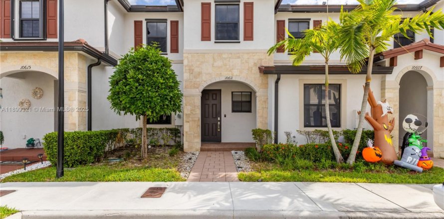 Townhouse in Hialeah, Florida 3 bedrooms, 137.77 sq.m. № 1954678