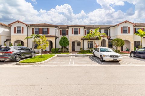 Townhouse in Hialeah, Florida 3 bedrooms, 137.77 sq.m. № 1954678 - photo 3