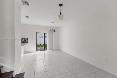Townhouse in Hialeah, Florida 3 bedrooms, 137.77 sq.m. № 1954678 - photo 12