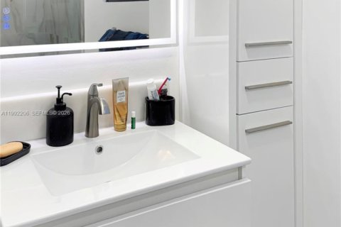 House in Hialeah, Florida 4 bedrooms, 159.88 sq.m. № 2062318 - photo 22