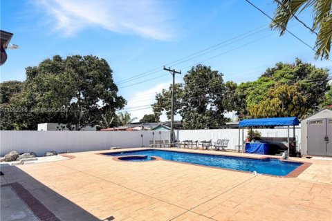 House in Hialeah, Florida 4 bedrooms, 159.88 sq.m. № 2062318 - photo 15