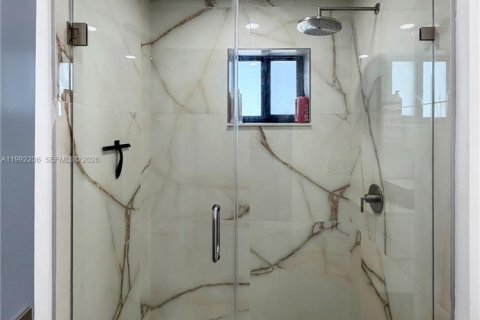 House in Hialeah, Florida 4 bedrooms, 159.88 sq.m. № 2062318 - photo 11