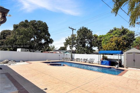 House in Hialeah, Florida 4 bedrooms, 159.88 sq.m. № 2062318 - photo 14