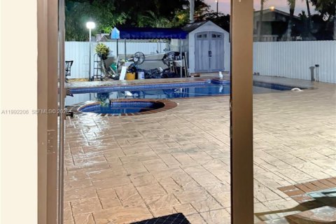 House in Hialeah, Florida 4 bedrooms, 159.88 sq.m. № 2062318 - photo 21