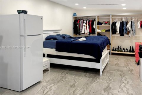 House in Hialeah, Florida 4 bedrooms, 159.88 sq.m. № 2062318 - photo 24