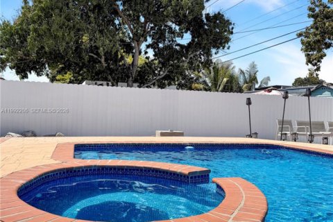 House in Hialeah, Florida 4 bedrooms, 159.88 sq.m. № 2062318 - photo 17