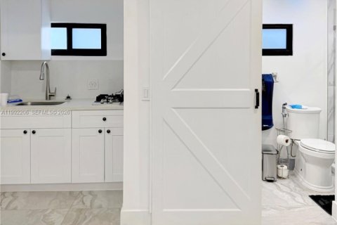 House in Hialeah, Florida 4 bedrooms, 159.88 sq.m. № 2062318 - photo 23