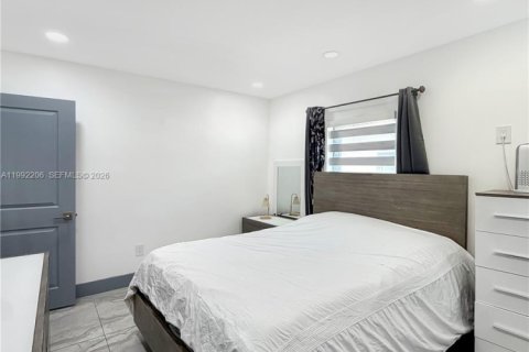 House in Hialeah, Florida 4 bedrooms, 159.88 sq.m. № 2062318 - photo 13