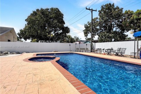 House in Hialeah, Florida 4 bedrooms, 159.88 sq.m. № 2062318 - photo 16