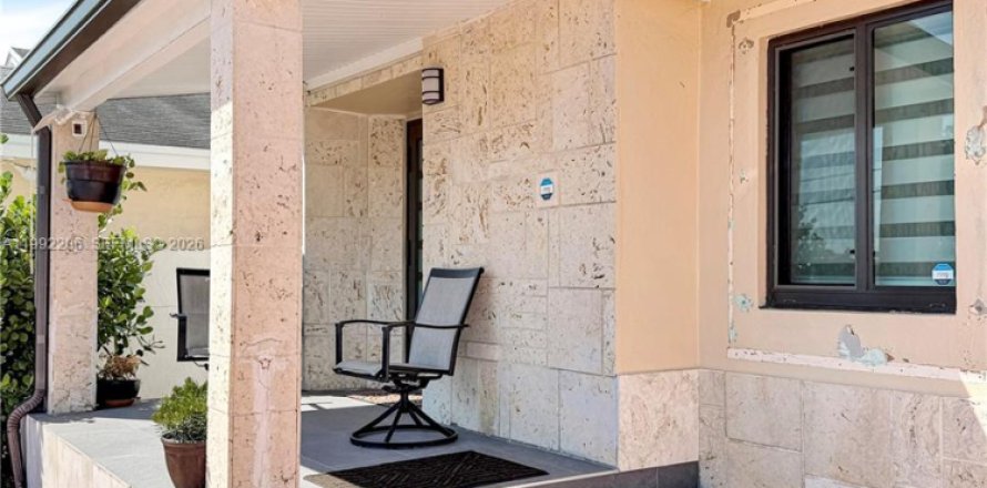 House in Hialeah, Florida 4 bedrooms, 159.88 sq.m. № 2062318