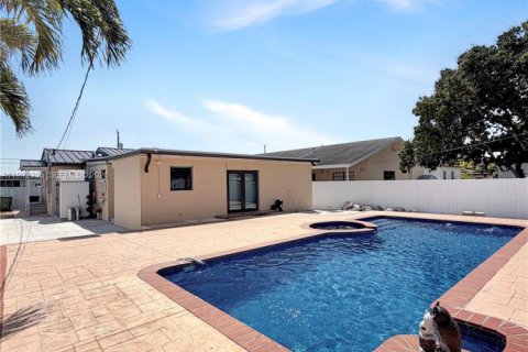 House in Hialeah, Florida 4 bedrooms, 159.88 sq.m. № 2062318 - photo 18