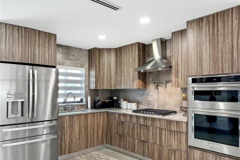 House in Hialeah, Florida 4 bedrooms, 159.88 sq.m. № 2062318 - photo 3