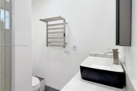 House in Hialeah, Florida 4 bedrooms, 159.88 sq.m. № 2062318 - photo 10