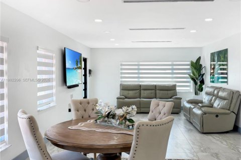 House in Hialeah, Florida 4 bedrooms, 159.88 sq.m. № 2062318 - photo 7