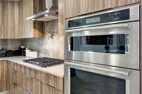 House in Hialeah, Florida 4 bedrooms, 159.88 sq.m. № 2062318 - photo 4