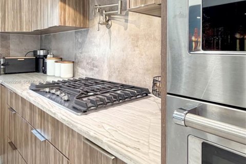 House in Hialeah, Florida 4 bedrooms, 159.88 sq.m. № 2062318 - photo 5