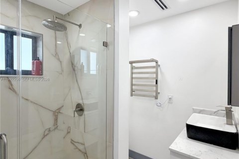 House in Hialeah, Florida 4 bedrooms, 159.88 sq.m. № 2062318 - photo 12