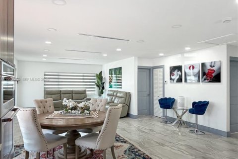 House in Hialeah, Florida 4 bedrooms, 159.88 sq.m. № 2062318 - photo 8