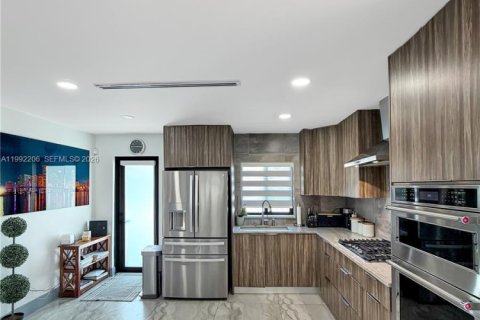 House in Hialeah, Florida 4 bedrooms, 159.88 sq.m. № 2062318 - photo 6
