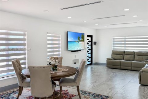 House in Hialeah, Florida 4 bedrooms, 159.88 sq.m. № 2062318 - photo 9