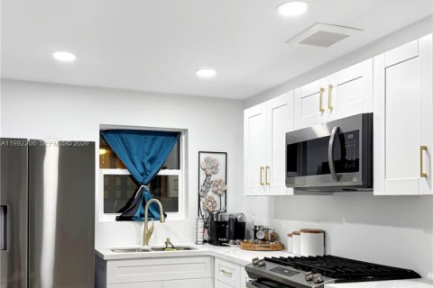 House in Hialeah, Florida 4 bedrooms, 159.88 sq.m. № 2062318 - photo 19