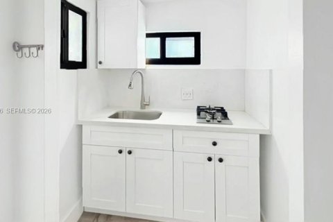 House in Hialeah, Florida 4 bedrooms, 159.88 sq.m. № 2062318 - photo 20