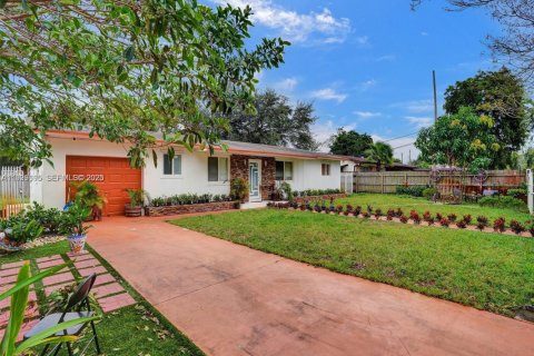 Снять в аренду коммерческую недвижимость в Майами, Флорида 3 спальни, 152.64м2, № 1990648 - фото 2