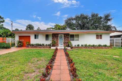 Снять в аренду коммерческую недвижимость в Майами, Флорида 3 спальни, 152.64м2, № 1990648 - фото 1