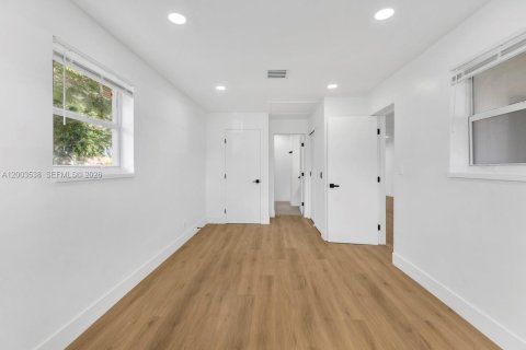 House in Dania Beach, Florida 3 bedrooms, 142.05 sq.m. № 2069126 - photo 11