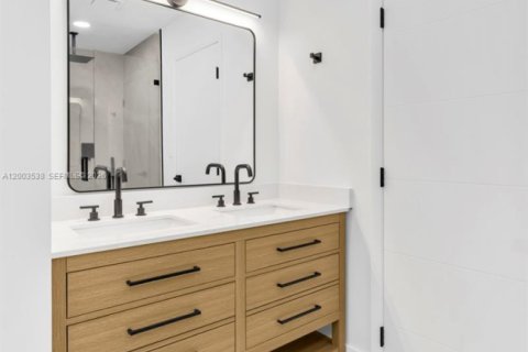 House in Dania Beach, Florida 3 bedrooms, 142.05 sq.m. № 2069126 - photo 16