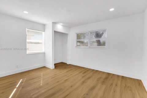 House in Dania Beach, Florida 3 bedrooms, 142.05 sq.m. № 2069126 - photo 8