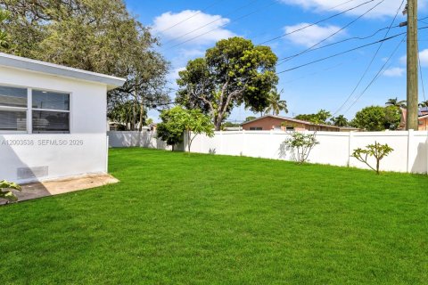 House in Dania Beach, Florida 3 bedrooms, 142.05 sq.m. № 2069126 - photo 24