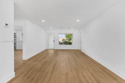 House in Dania Beach, Florida 3 bedrooms, 142.05 sq.m. № 2069126 - photo 5