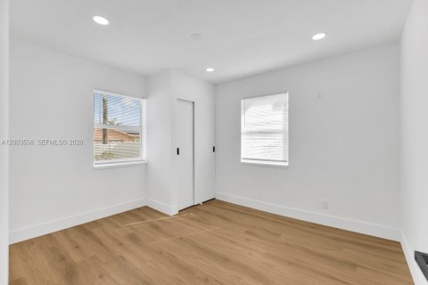 House in Dania Beach, Florida 3 bedrooms, 142.05 sq.m. № 2069126 - photo 17