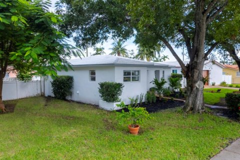 House in Dania Beach, Florida 3 bedrooms, 142.05 sq.m. № 2069126 - photo 30