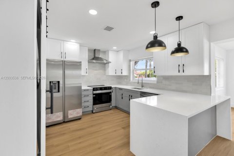 House in Dania Beach, Florida 3 bedrooms, 142.05 sq.m. № 2069126