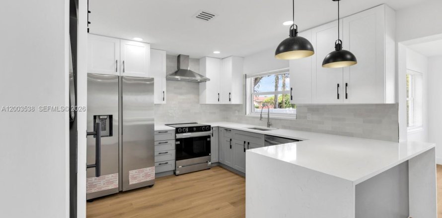 House in Dania Beach, Florida 3 bedrooms, 142.05 sq.m. № 2069126