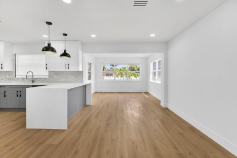 House in Dania Beach, Florida 3 bedrooms, 142.05 sq.m. № 2069126 - photo 3