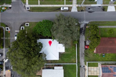 House in Dania Beach, Florida 3 bedrooms, 142.05 sq.m. № 2069126 - photo 22