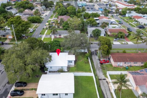 House in Dania Beach, Florida 3 bedrooms, 142.05 sq.m. № 2069126 - photo 21